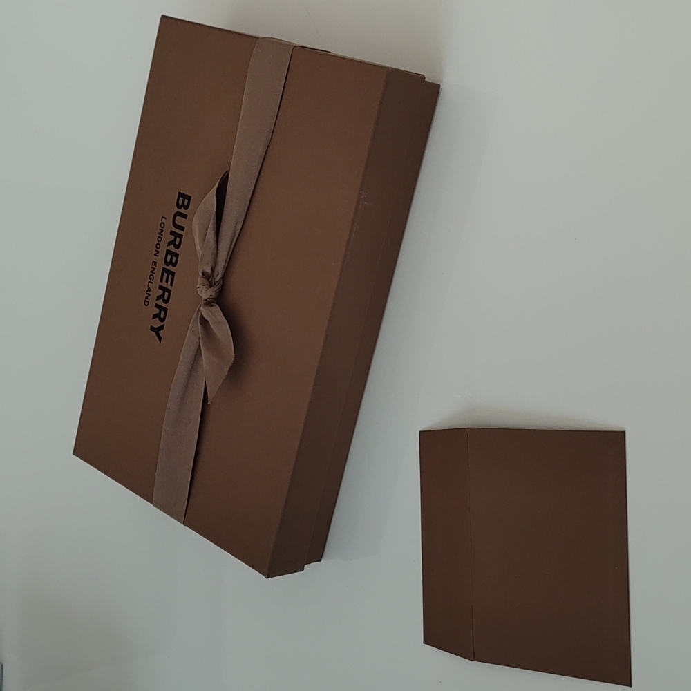 BURBERRY Gift Box - Picture 2 of 5